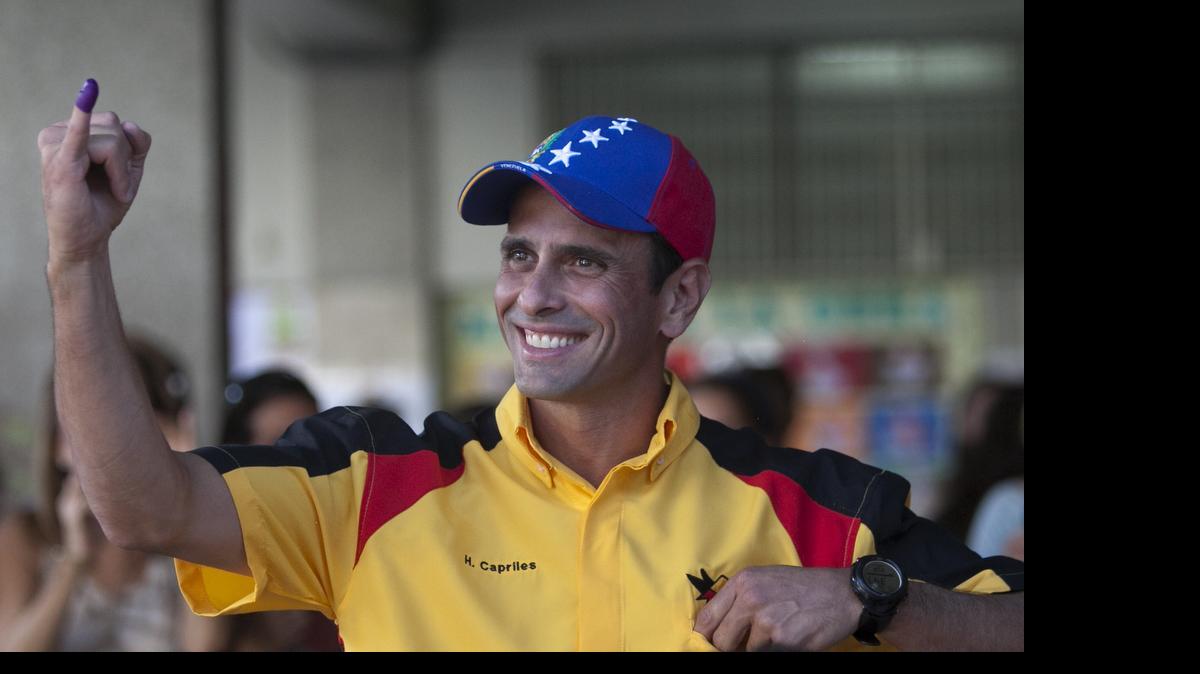 
Henrique Capriles al momento que muestra al público que ya votó durante las elecciones presidenciales venezolanas de diciembre de 2013.

