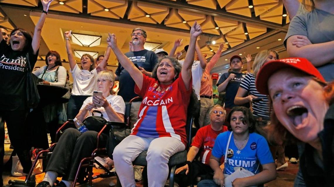Partidarios de Donald Trump celebran en Phoenix, Arizona, la victoria del candidato republicano.