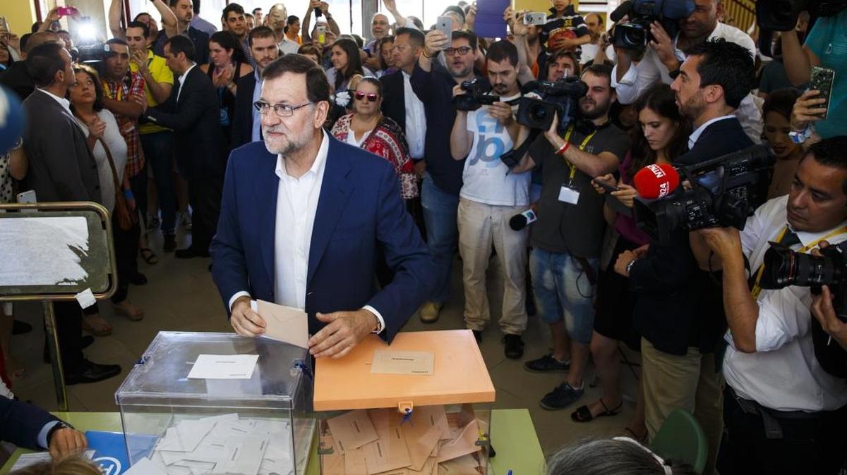 El presidente de gobierno de España, Mariano Rajoy, vota en las elecciones del domingo pasado en Madrid. El Partido Popular, de Rajoy, ganó la votación, pero de necesita formar una coalición de gobierno.