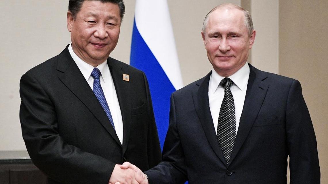 El presidente de China, Xi Jinping (izq.), se reúne con su homólogo ruso, Vladimir Putin, en la Cumbre de Cooperación de Shanghai en la ciudad kazaja de Astana, el 8 de junio.