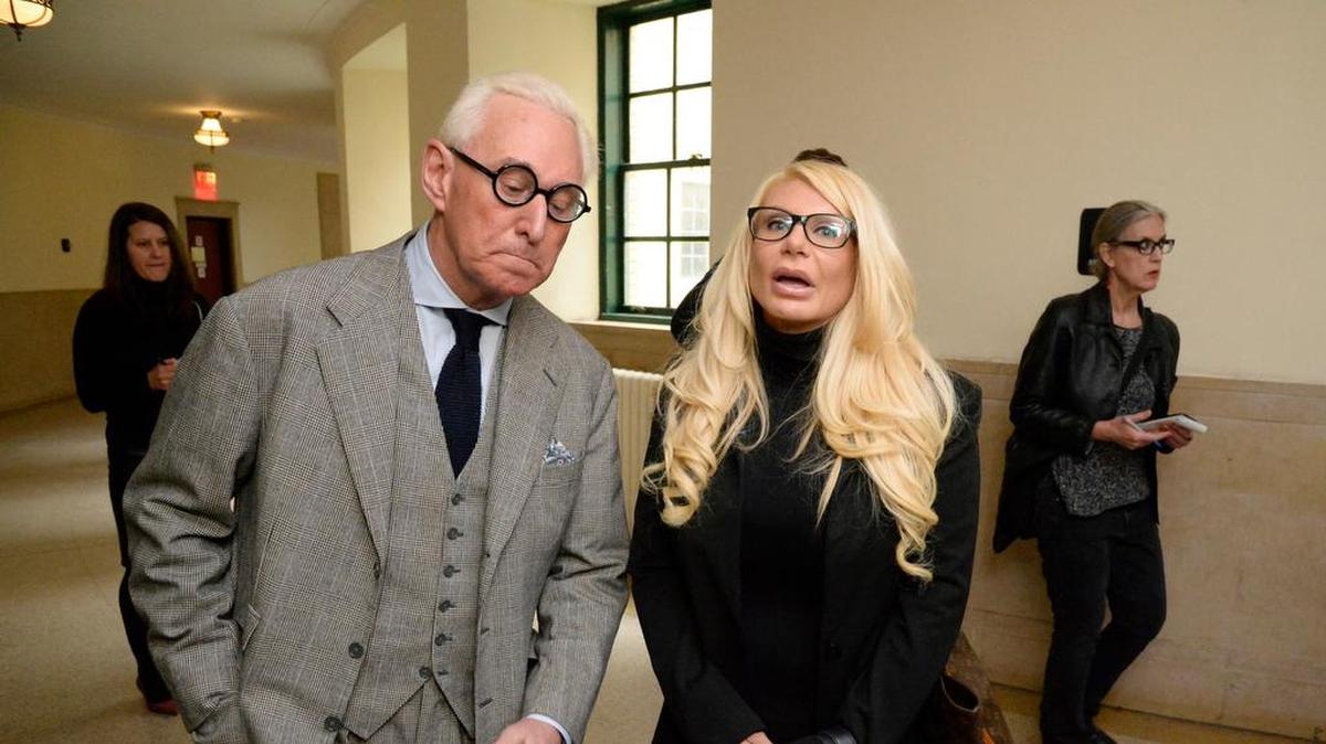 Roger Stone y Kristin Davis, apodada “Manhattan Madam”, en la Corte Suprema de Manhattan, el 30 de marzo de 2017.