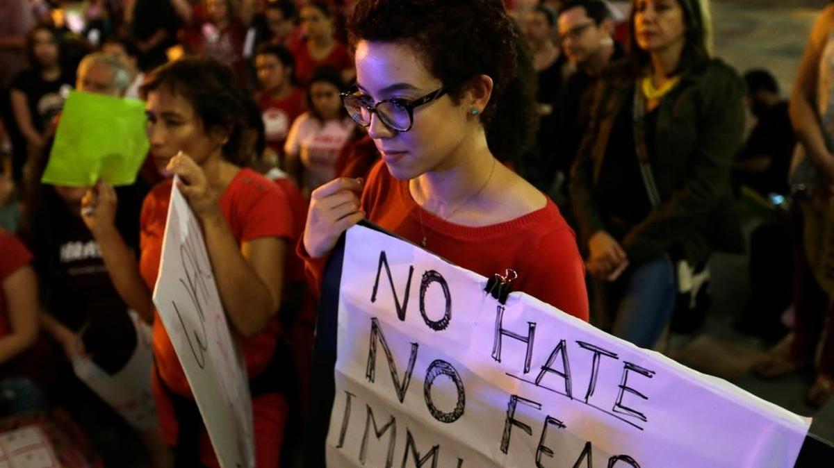 Daniela Valdés sostiene un cartel a favor de la inmigración durante una marcha en Miami el 8 de marzo pasado, Día Internacional de la Mujer.