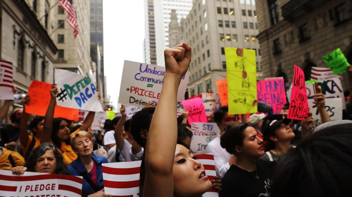 Defensores de los inmigrantes realizan una manifestación frente a la Torre Trump en Manhattan, el 15 de agosto, en el quinto aniversario del programa de protección a jóvenes indocumentados conocido como DACA.