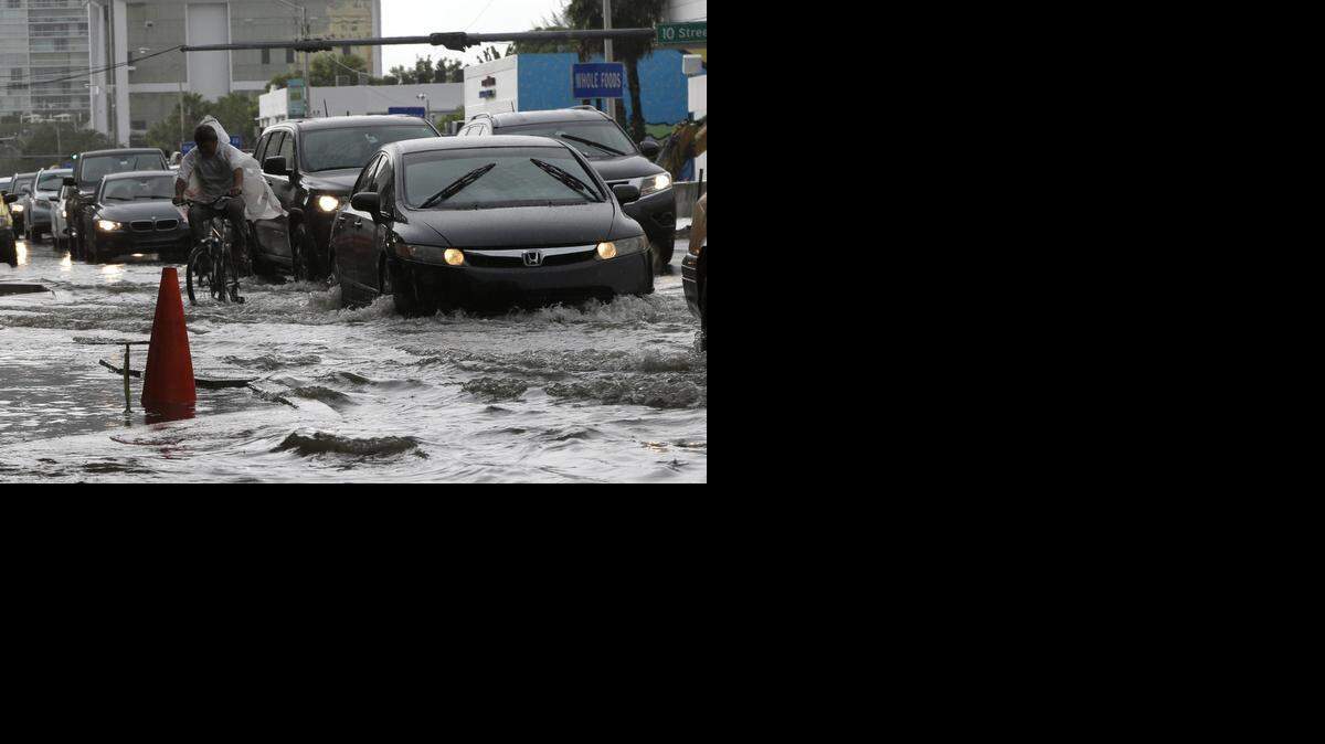 
Mareas extremadamente altas inundan periódicamente zonas de Miami Beach, donde se están instalando equipos de bombeo para atajar el problema.
