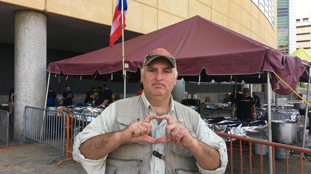El chef español José Andrés organizó una red de cocinas que repartió más de tres millones de comidas en Puerto Rico tras el paso del huracán María.