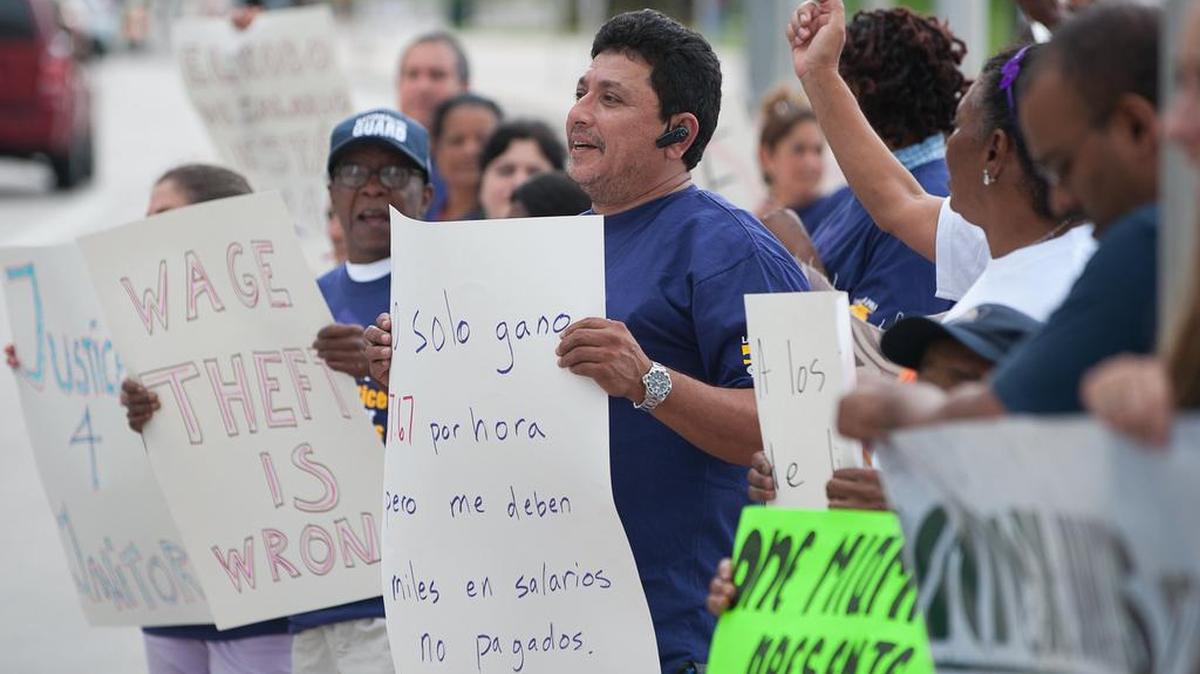 Un grupo de empleados protesta en Miami contra el robo de sus salarios en el 2012.