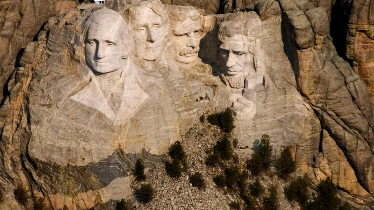 Los rostros de cuatro presidentes se destacan en lo alto del monte Rushmore, en Dakota del Sur.
