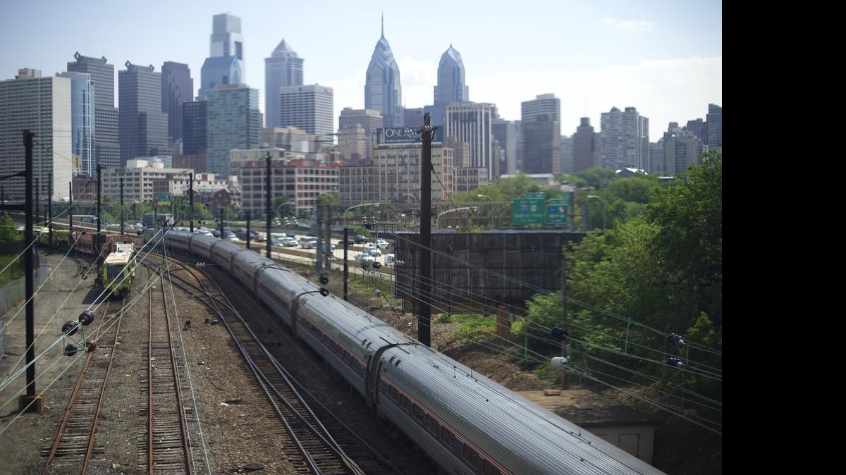 
Un tren de Amtrak se acerca a la estación de la calle 30, en Filadelfia, tras el accidente de un tren de la misma línea el 12 de mayo.
