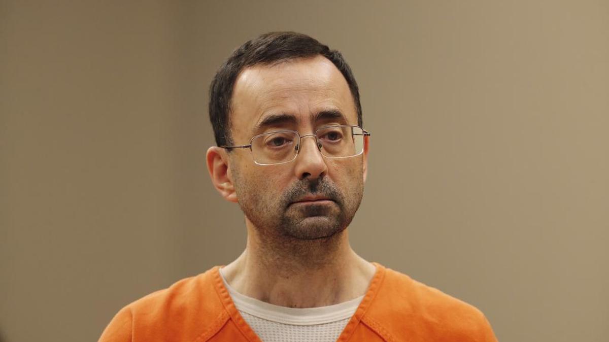 El doctor Larry Nassar fue sentenciado a 175 años de cárcel por abuso sexual contra jóvenes gimnastas.