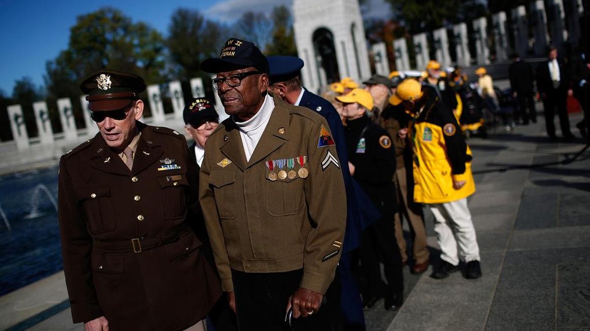 Ex combatientes asisten a una ceremonia por el Día de los Veteranos en el Monumento Nacional de la Segunda Guerra Mundial en Washington.