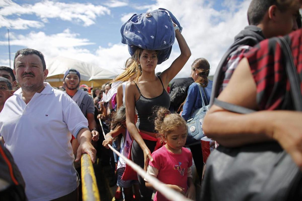 Venezolanos esperan en la frontera para entrar en Colombia desde San Antonio del Táchira, en julio del 2016.