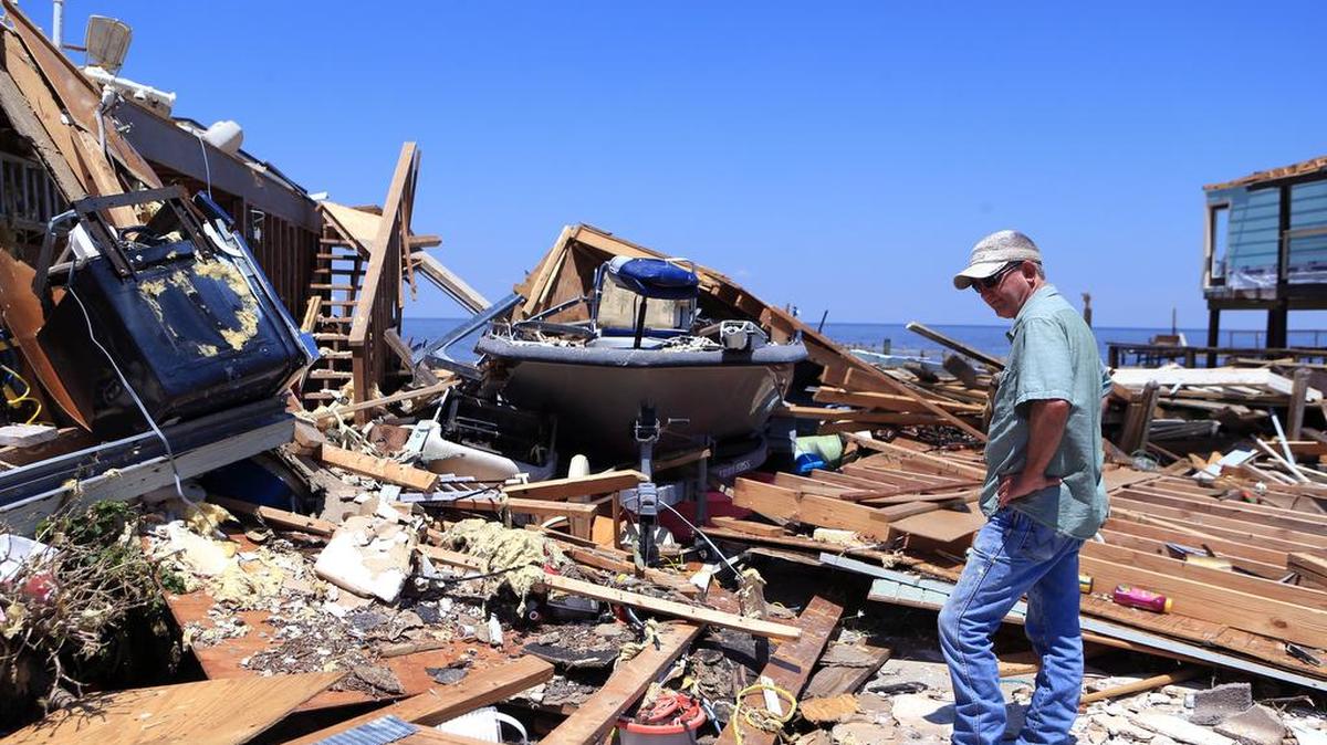 Un hombre observa los daños en su casa para las vacaciones en Rockport, Texas, el 30 de agosto, tras el paso del huracán Harvey.