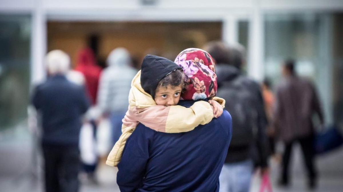 
Refugiados llegan a la estación de trenes de Düsseldorf (Alemania). Suecia ha dicho que espera albergar 80.000 solicitantes de asilo de este año, mientras que Alemania proyecta 800.000.

