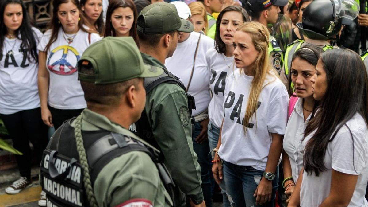 Lilian Tintori, esposa del líder encarcelado Leopoldo López, al frente de un grupo de opositoras, intenta llegar a la sede del Consejo Electoral en Caracas.