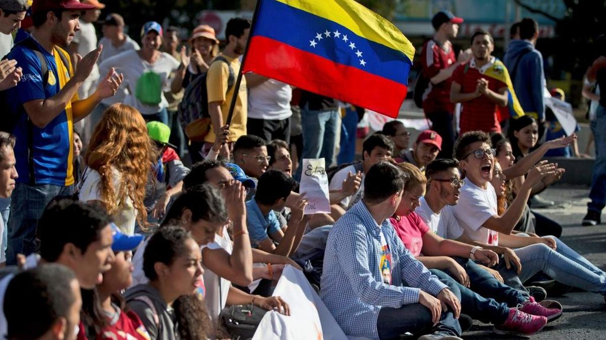 Un grupo de estudiantes protesta en Caracas, el domingo pasado, contra el gobierno de Nicolás Maduro.