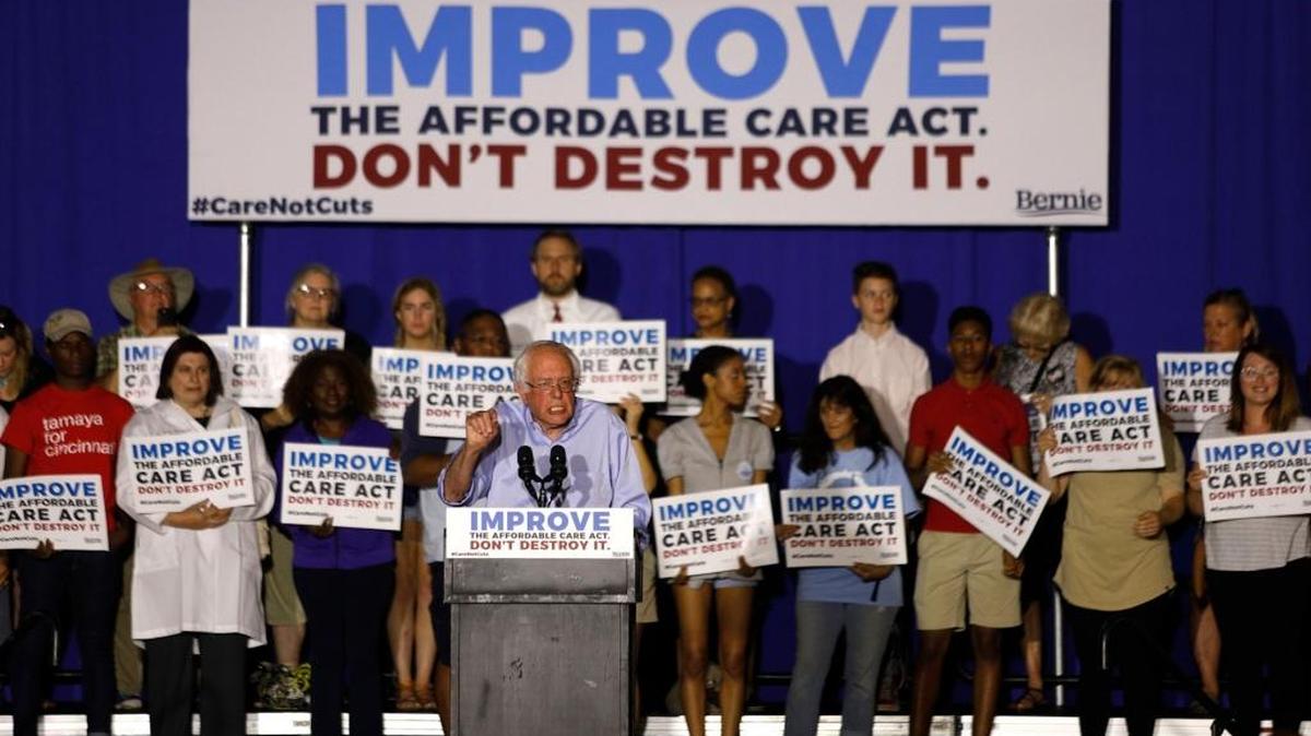 El senador demócrata Bernie Sanders habla a favor de la ACA durante un mitin el 9 de julio de 2017, en Covington, Kentucky.