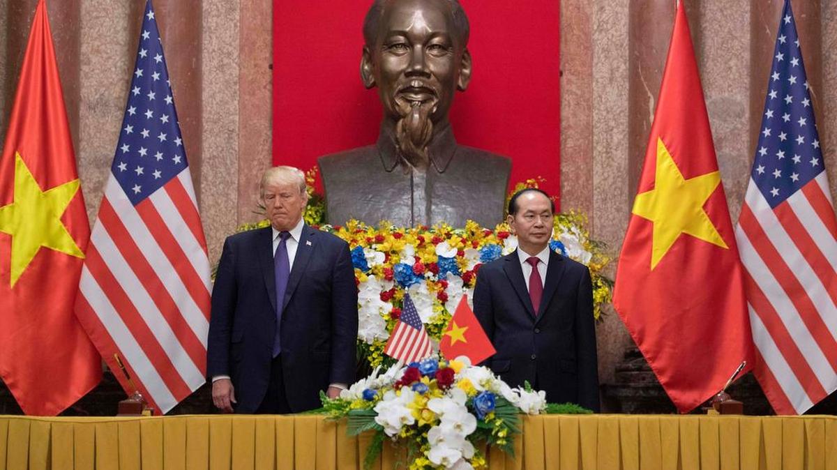 El presidente Donald Trump y su homólogo vietnamita, Tran Dai Quang, asisten a un evento de negocios en Hanoi, el 12 de noviembre del 2017.