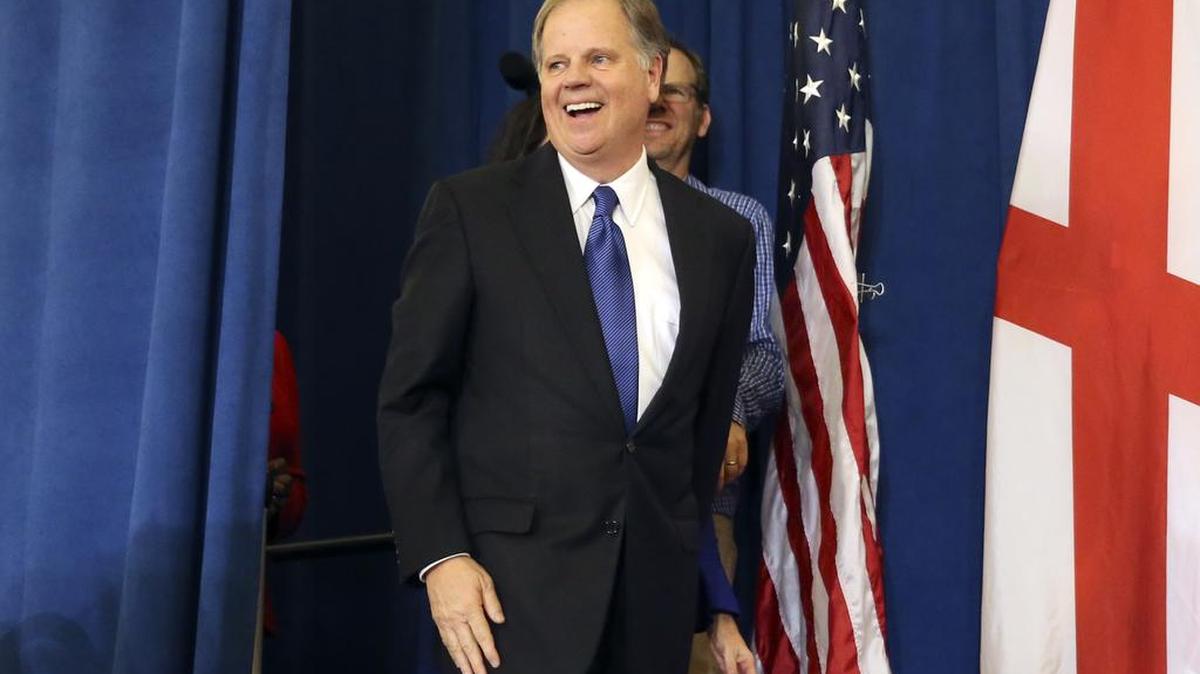 El candidato demócrata al Senado Doug Jones celebra su triunfo el 12 de diciembre en Birmingham , Alabama.