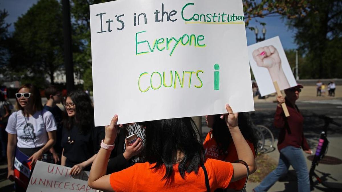 “Está en la Constitución, todos contamos”, dice la pancarta de este manifestante, durante una protesta el martes ante la Corte Suprema de Justicia en Washington.