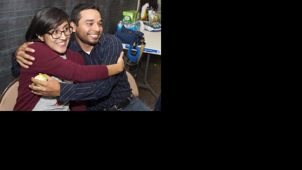 
Mariana Santibáñez y Loren Campos se abrazan en Houston el jueves por la noche, cuando el presidente Obama anuncia la nueva política hacia los inmigrantes indocumentados.
