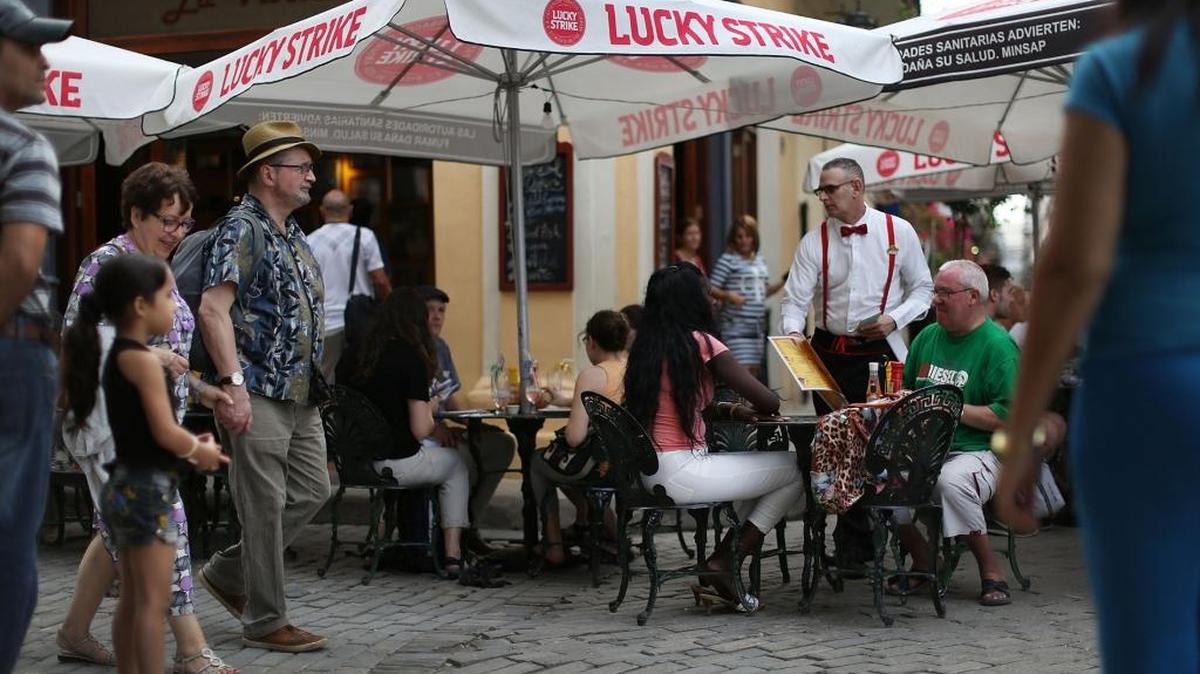 Turistas visitan la Habana Vieja, después que el gobierno norteamericano suavizó las restricciones para viajar a Cuba.