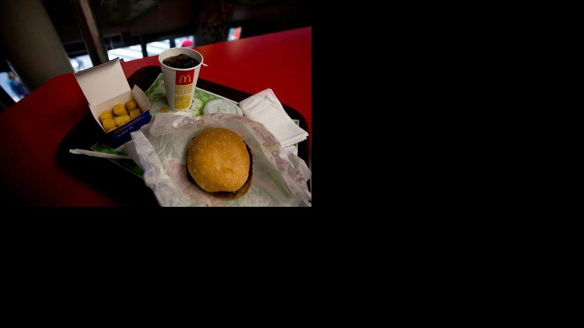 
Un restaurante McDonald’s en Caracas sirve una hamburguesa con miniarepas, debido a la falta de papas fritas.
