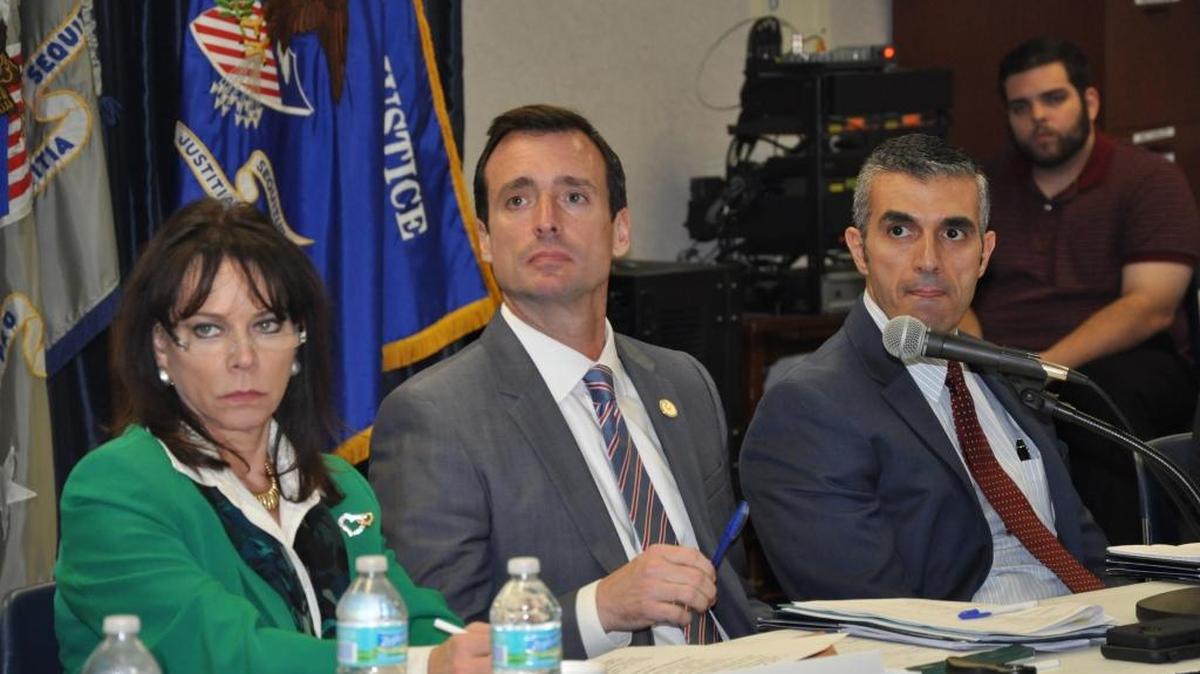 Desde la izq., la fiscal estatal Katherine Fernández Rundle, el fiscal federal Wifredo Ferrer y el agente especial del FBI en Miami George Piro