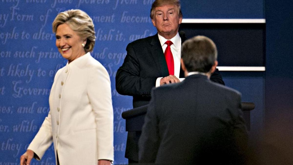 La candidata demócrata sale del escenario al terminar el debate con el republicano Donald Trump en Las Vegas, el miércoles.