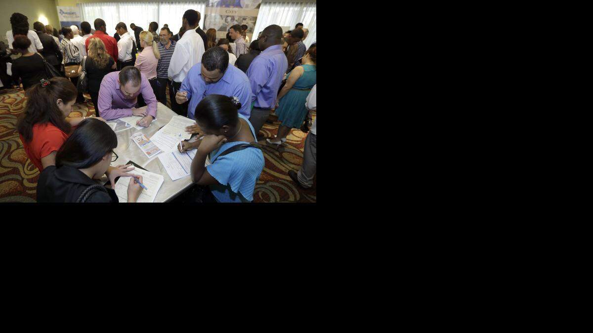 
Personas en busca de empleo asisten a una feria laboral en Miami Lakes, en octubre del 2014. El índice de desempleo en Miami-Dade ha bajado a menos del 6 por ciento.
