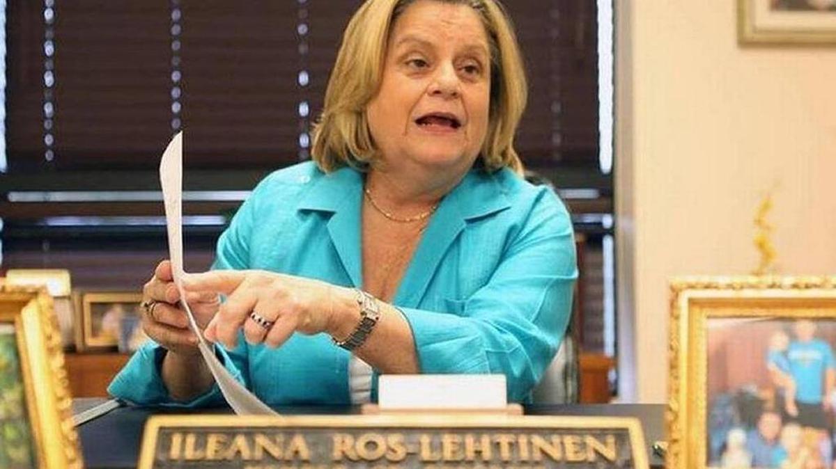 LA CONGRESISTA Ileana Ros-Lehtinen sostiene una bandera que donó a la Escuela Intermedia Critrus Grove en abril de 1999. Durante décadas, el exilio cubano la ha reconocido como su portavoz.