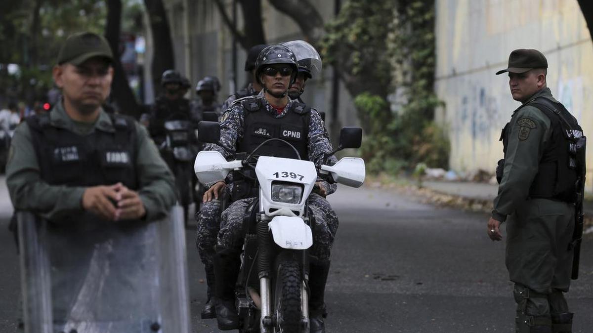 Policías patrullan en el exterior de la morgue en Caracas donde se encuentra el cadáver del ex policía Óscar Pérez, el 17 de enero.