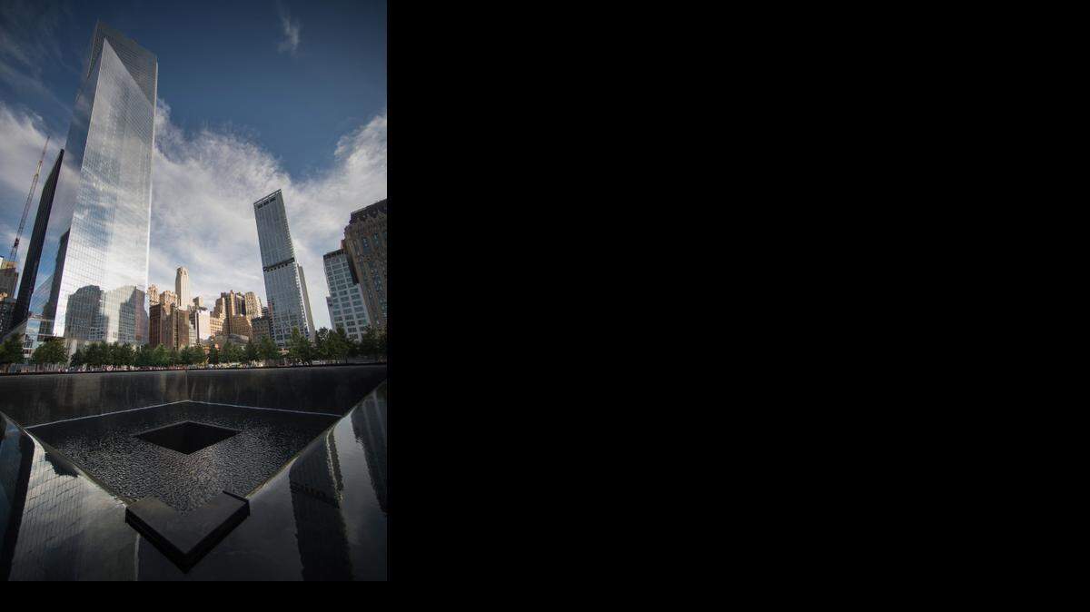 
El monumento del 9/11 se destaca en el sur de Manhattan en homenaje a las víctimas del ataque terrorista.
