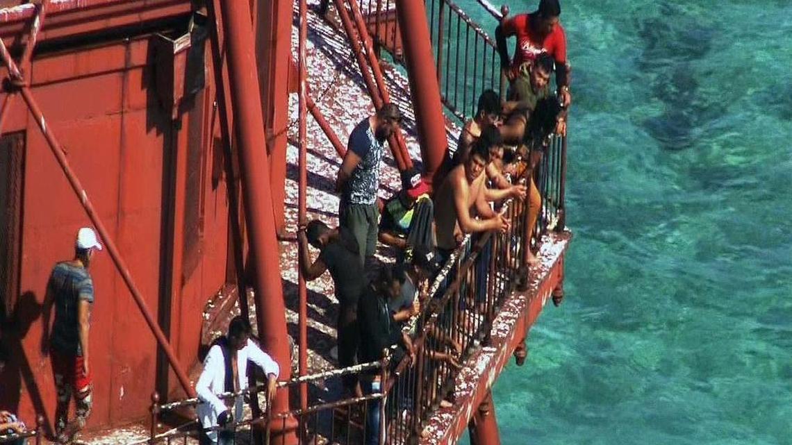Balseros cubanos que se refugiaron en un faro cerca de los cayos.