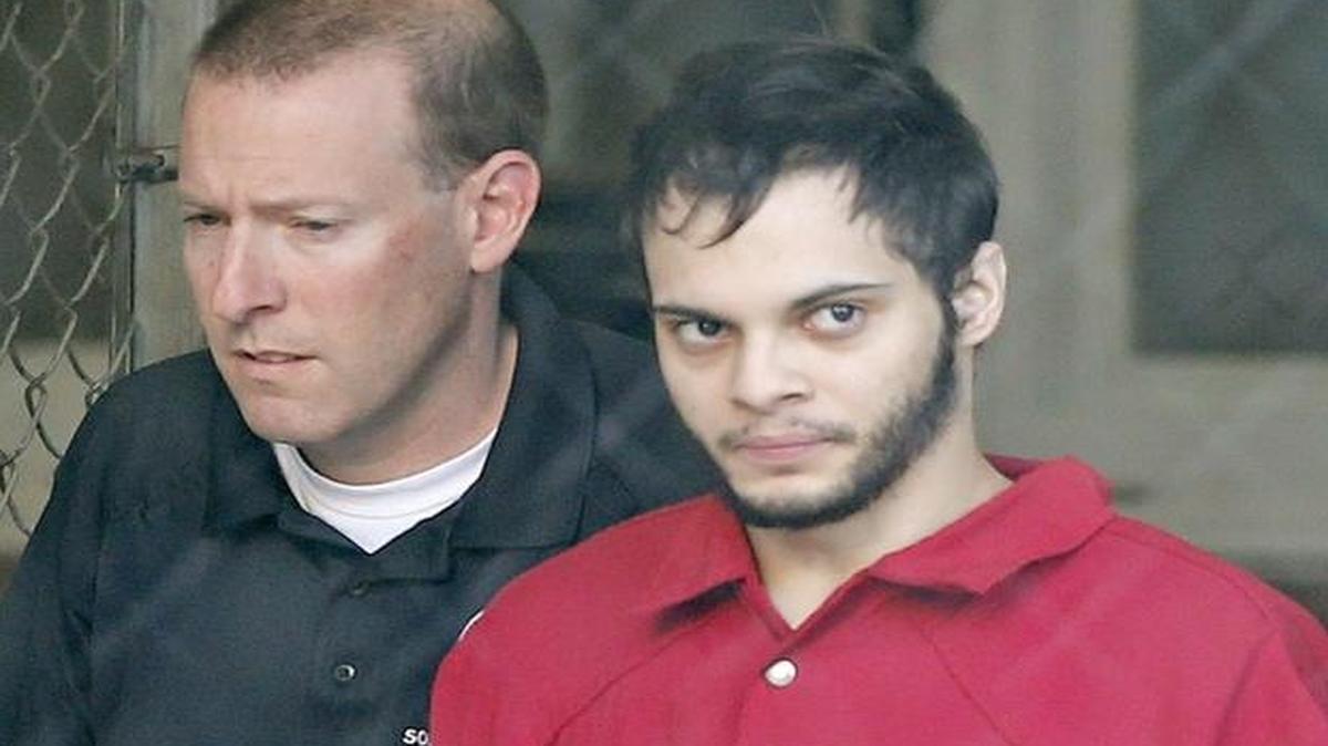 Esteban Santiago, autor de un tiroteo en el aeropuerto de Fort Lauderdale, es conducido a una audiencia el 17 de enero.