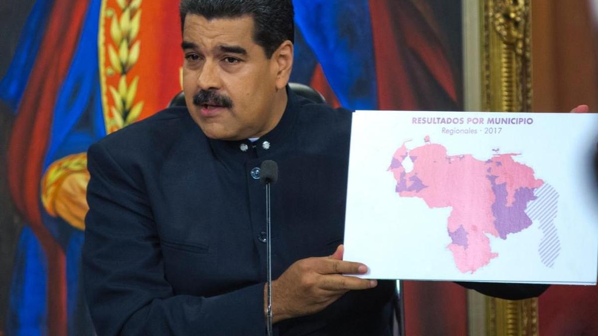 El presidente venezolano Nicolás Maduro muestra un mapa con los resultados de las elecciones regionales. Dijo que los que denuncian que hubo fraude están mintiendo.