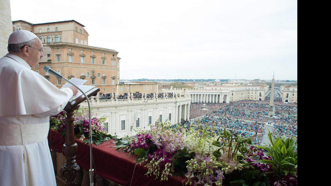 
El Papa Francisco dirige su mensaje a los feligreses en la plaza de San Pedro, en el Vaticano. El Pontífice visitará Cuba y Estados Unidos en septiembre.
