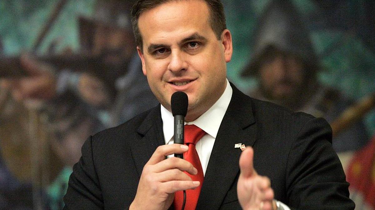 El senador estatal de Miami Frank Artiles pidió disculpas tras emplear epítetos sexistas y raciales.