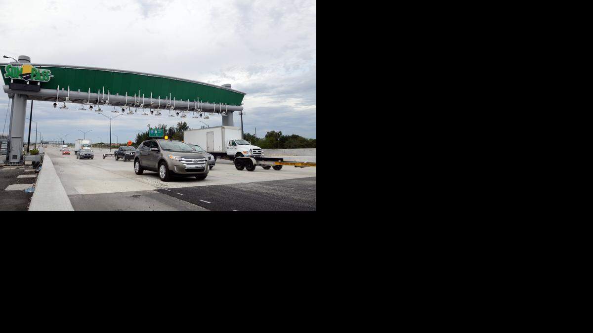 
Varios vehículos prueban los nuevos carriles reversibles de la autopista I-595, cerca de Flamingo Road.
