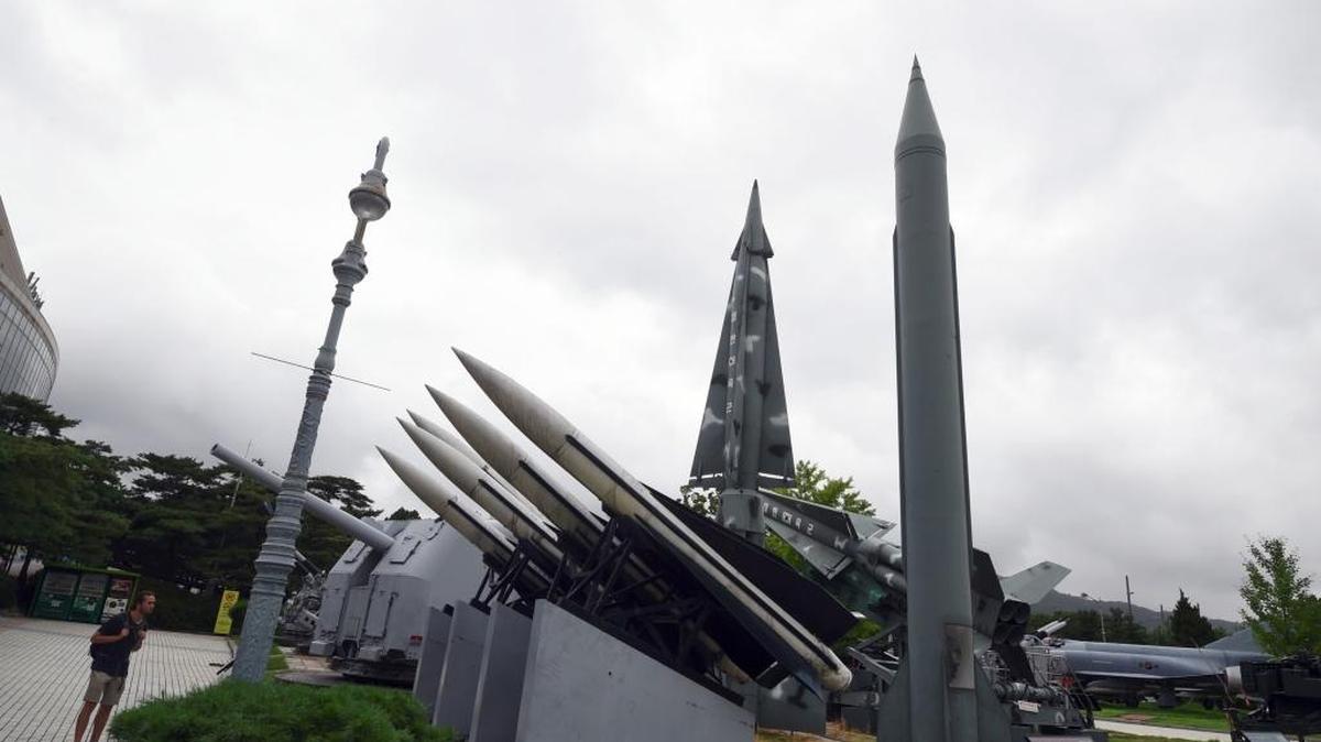 Un visitante observa réplicas de un misil norcoreano Scud-B (der.) y de misiles surcoreanos en el Monumento a la Guerra de Corea, en Seúl, el 10 de agosto.