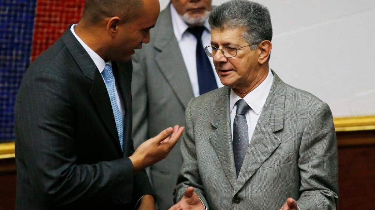 El legislador oficialista Héctor Rodríguez (izq.) habla con el presidente de la Asamblea Nacional de Venezuela, Henry Ramos Allup, el viernes.