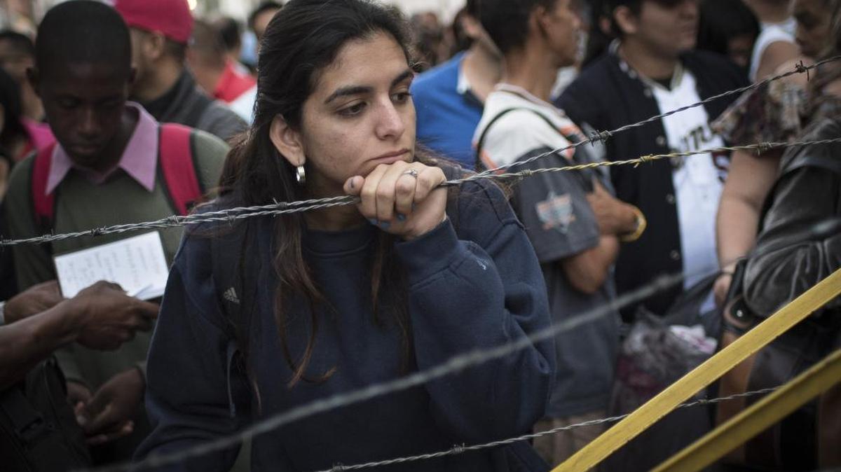 Un grupo de personas espera el viernes para cruzar la frontera de la ciudad venezolana de San Antonio del Táchira a la ciudad colombiana de Cúcuta.