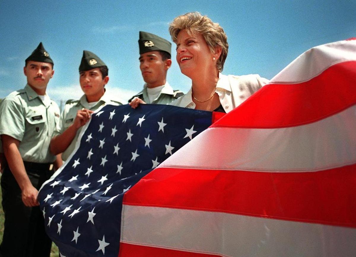 La congresista Ileana Ros-Lehtinen sostiene una bandera que donó a la Escuela Intermedia Critrus Grove en abril de 1999. Durante décadas, el exilio cubano la ha reconocido como su portavoz.