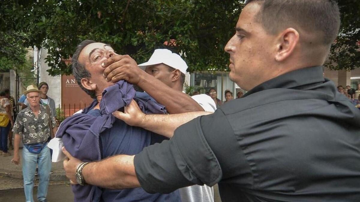 El opositor cubano Yuri Valle Roca es arrestado en La Habana el pasado 10 de diciembre, durante una manifestación por el Día de los Derechos Humanos.