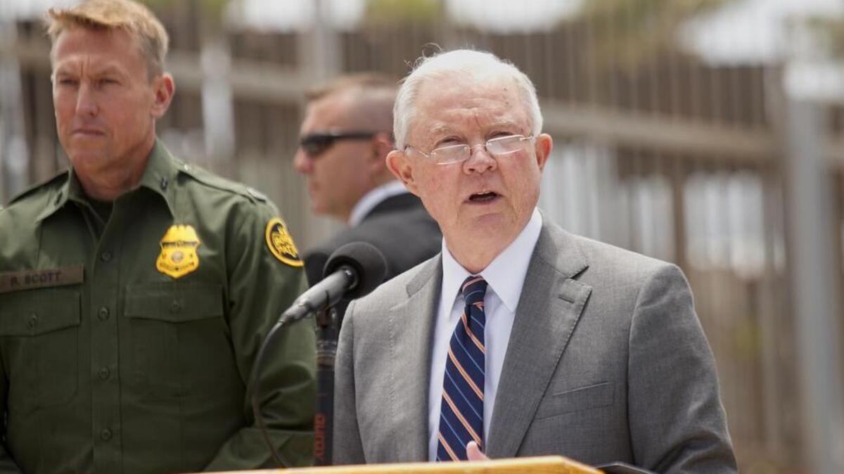 El secretario de Justicia, Jeff Sessions, ofrece una conferencia de prensa en San Ysidro, California, junto a la frontera con México, el 7 de mayo.
