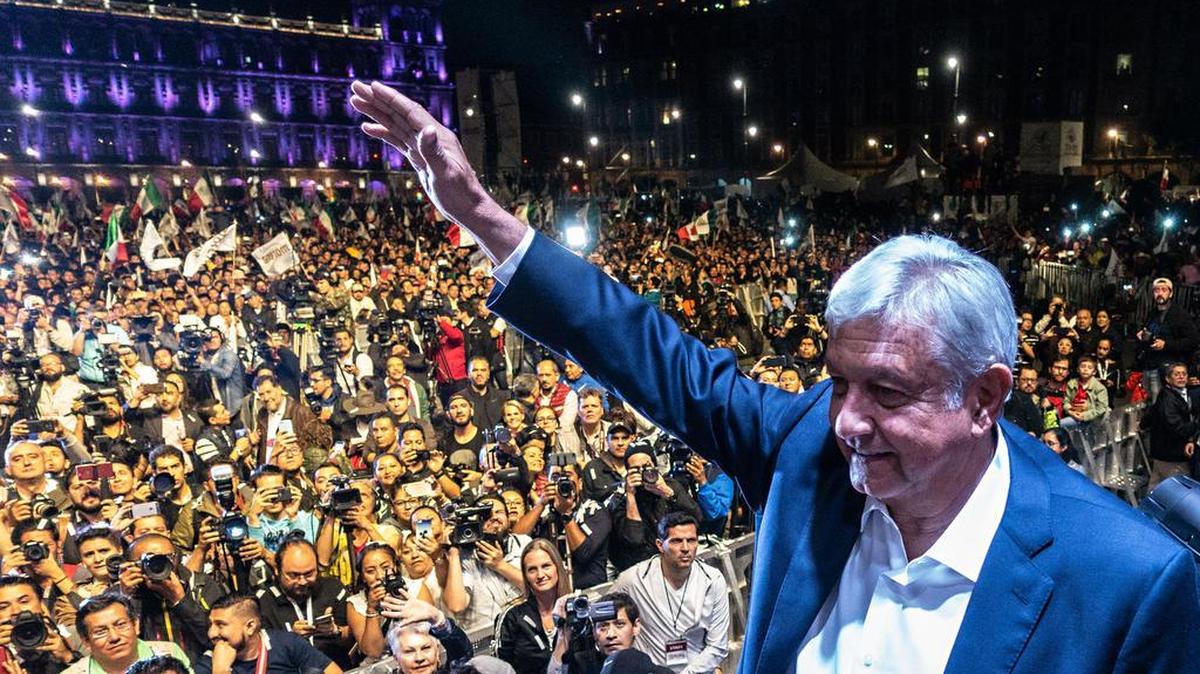 Andrés Manuel López Obrador, ganador de la elección presidencial en México, saluda al público en una concentración en el Zócalo de la Ciudad de México, el 1 de julio.