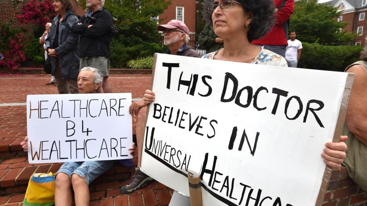 Un grupo de personas expresa su oposición al plan de salud republicano en una manifestación en Annapolis, Maryland, el 29 de julio.