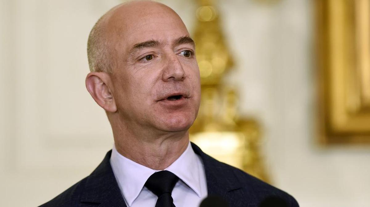 Jeff Bezos, fundador y CEO de Amazon, y dueño del Washington Post, donó $33 millones en becas para los DREAMers.
