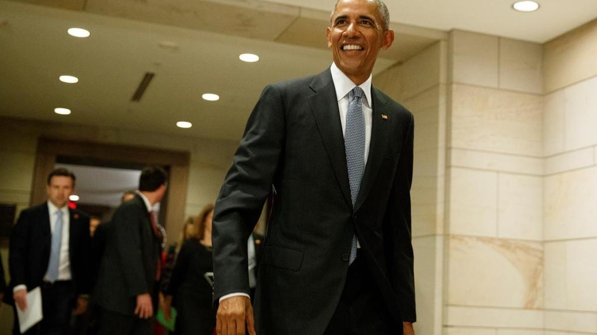 El presidente Barack Obama sale el miércoles de una reunión en el Capitolio de Washington sobre su ley de salud.