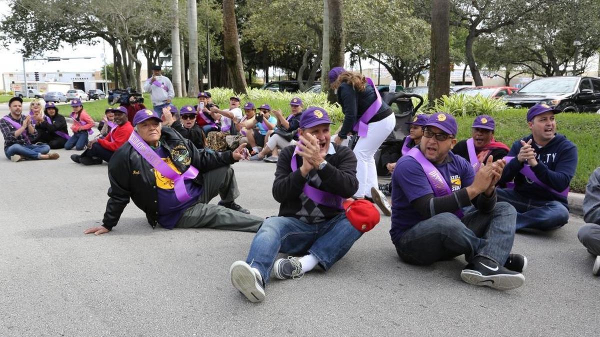 Trabajadores de los aeropuertos de Miami y Fort Lauderdale exigen un aumento salarial frente a la sede de la empresa Eulen America, el lunes pasado.