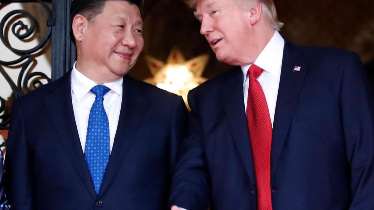 El presidente de China, Xi Jinping (izq.), se reúne con el presidente de EEUU, Donald Trump, en la mansión de Trump en Mar-a-Lago, en Palm Beach, Florida, el pasado 6 de abril.